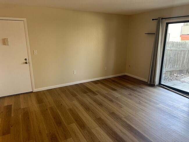 Building Photo - Clean 3 bedroom, 2 bathroom condo in Westm...