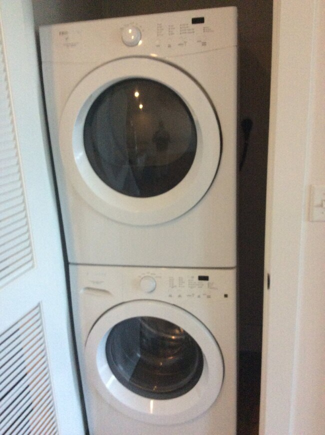 Building Photo - Two Bedroom Condo in the Heart of the Bluffton Promenade!