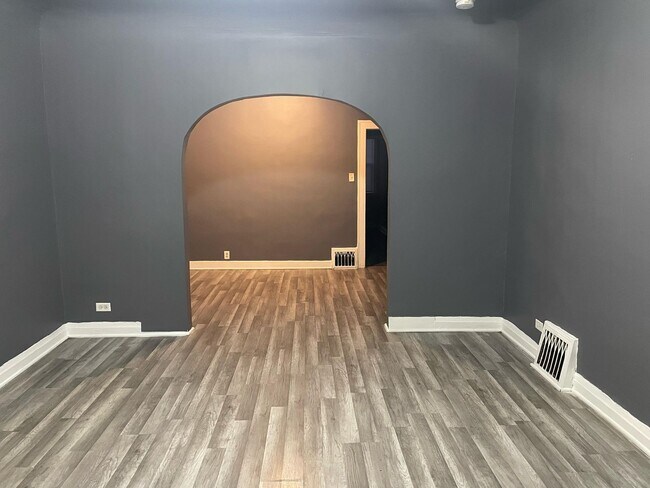 Building Photo - Section 8 Welcomed Large 2 Bedroom