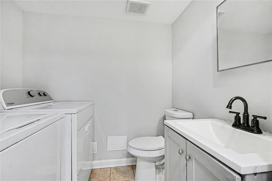 Building Photo - 2952 N Dekalb, A