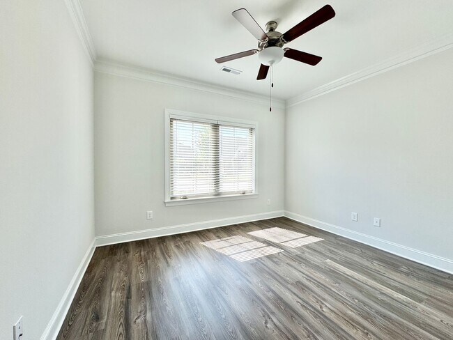 Building Photo - Updated 3 Bedroom High Point Condo with Large Bonus Room!