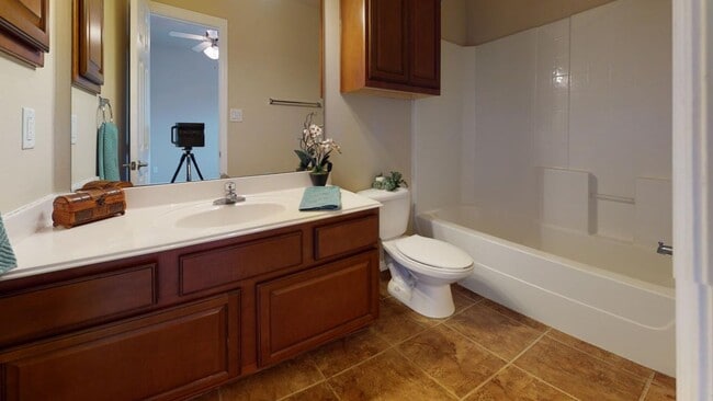 Building Photo - Lakeridge Townhomes #704