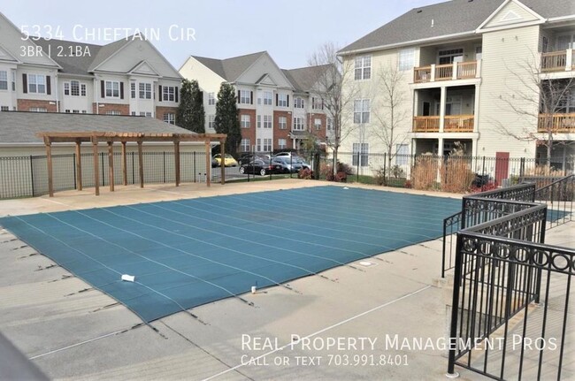 Building Photo - Gorgeous 4 Level End Unit in Upscale Windy...