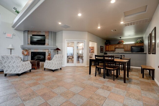 Building Photo - 2305 W Horizon Ridge Pkwy