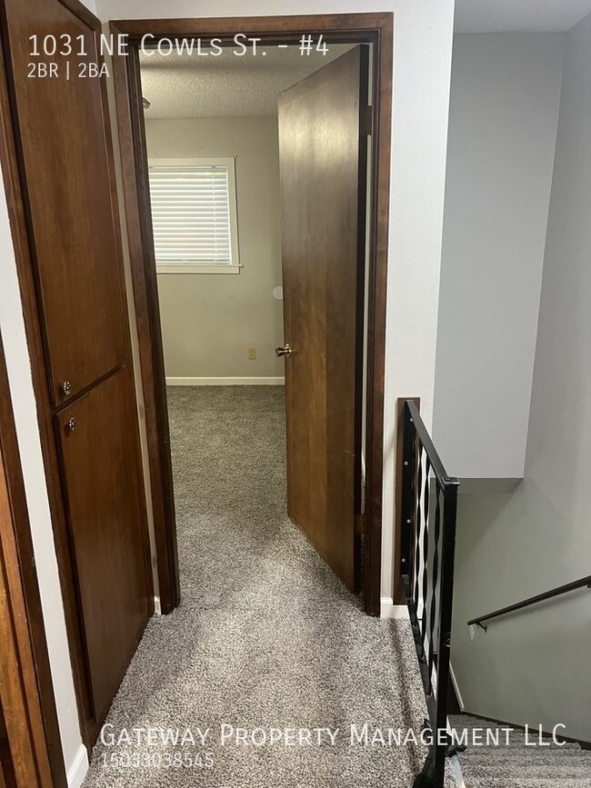 Building Photo - 1031 NE Cowls St