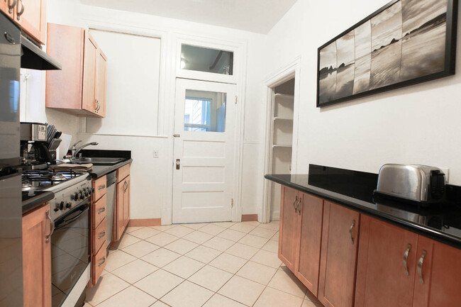Interior Photo - 1340 Taylor