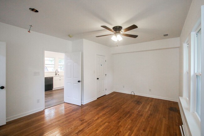 Building Photo - Spacious 4 Bedroom, 2.5 Bath Home in Savan...