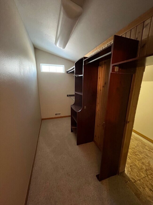 Building Photo - Spacious 3 Bed/3.5 Bath Home with Two Prim...