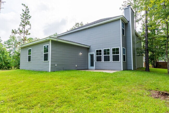 Building Photo - Modern Living in the Heart of Summerville!