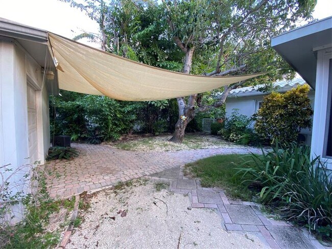 Building Photo - 1049 Van Buren St