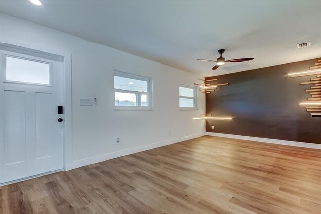 Building Photo - 8722 Elmwood Ln