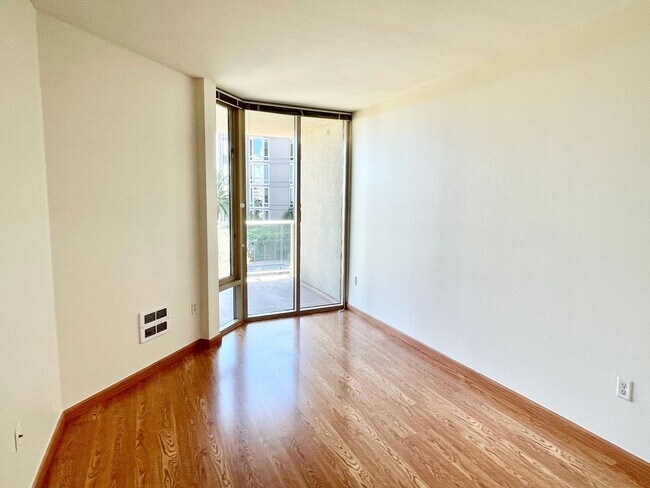 Building Photo - 2BR/2BA Remodeled Condo in the Towers! NEW...