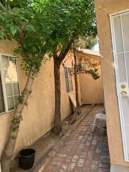 Building Photo - 1909 N Hollywood Way