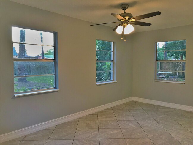 Building Photo - Holiday Heights