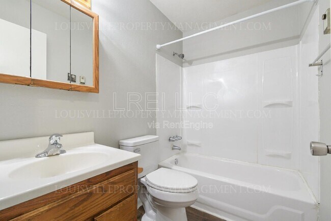 Building Photo - 1202 E Walford Dr