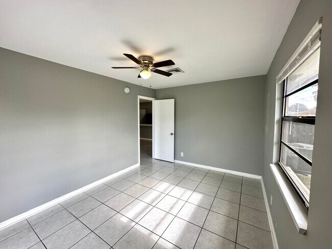 Building Photo - 947 Country Wood Ct