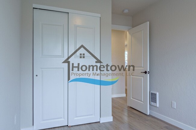 Building Photo - 3 Bedroom Home with 1.5 Bathrooms and an A...