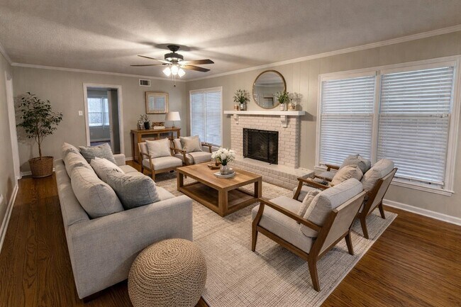 Building Photo - 1592 W Crestwood Dr