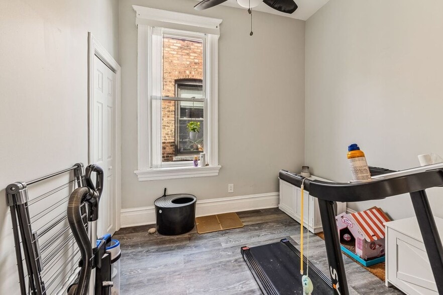 Building Photo - 1345 N Maplewood Ave