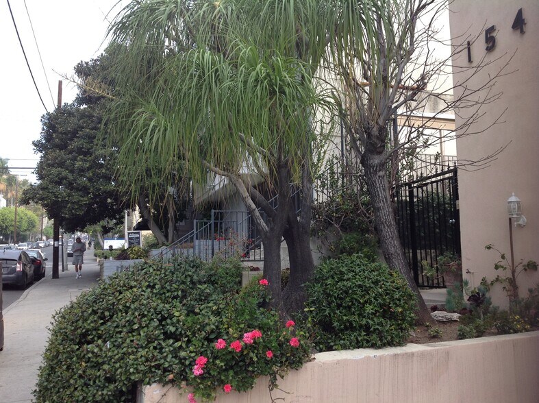 Building Photo - 1544 N Fuller Ave