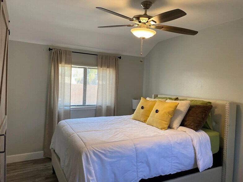 Building Photo - 582 E Kingsley Ave