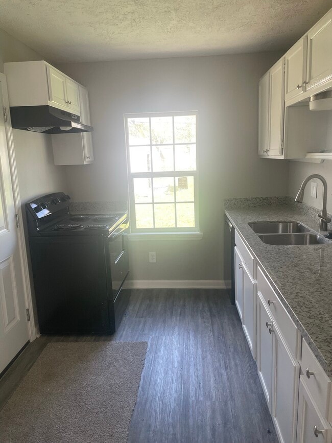 Building Photo - 1005 Southampton Dr