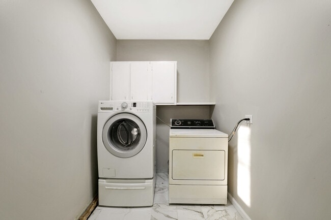 Building Photo - 75 Carthage Ln