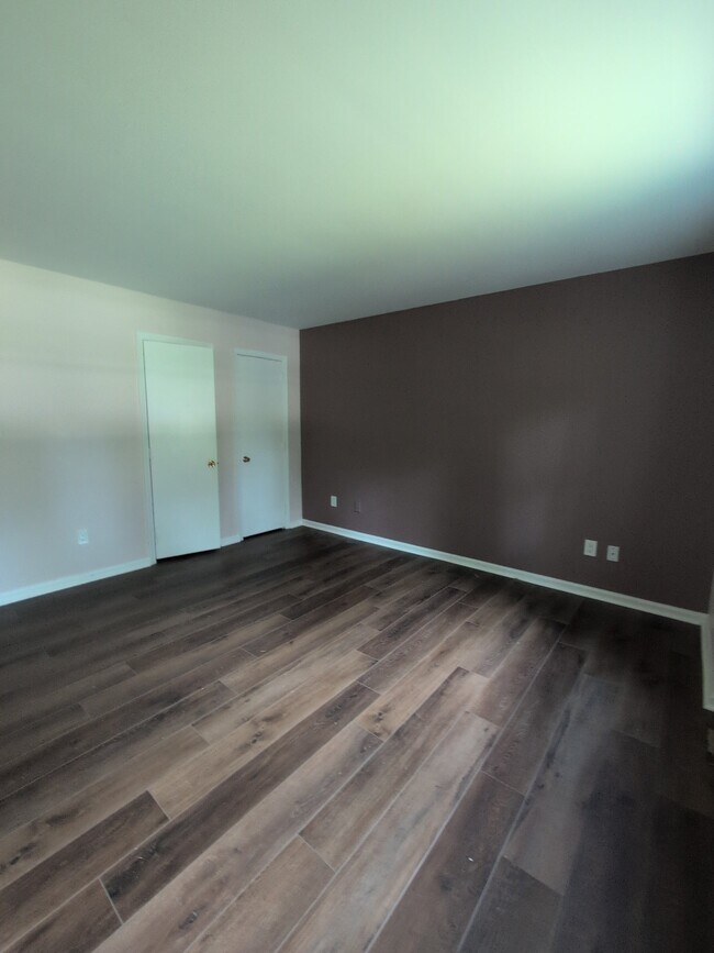 Building Photo - 158 Saunders Rd