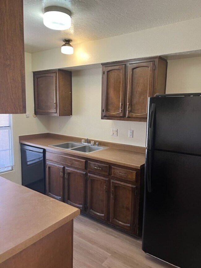 Building Photo - Charming Townhouse Complex . This diamond ...