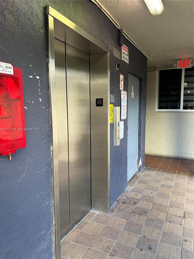 Building Photo - 10090 NW 80th Ct