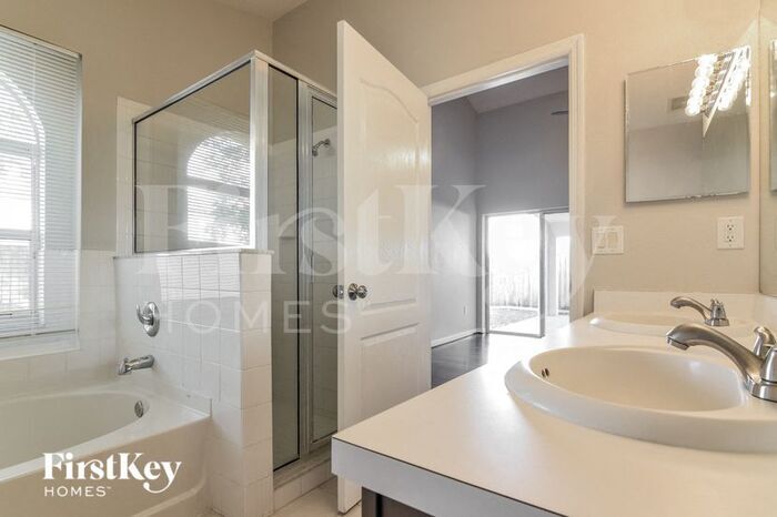 Building Photo - 12706 Kings Lake Dr