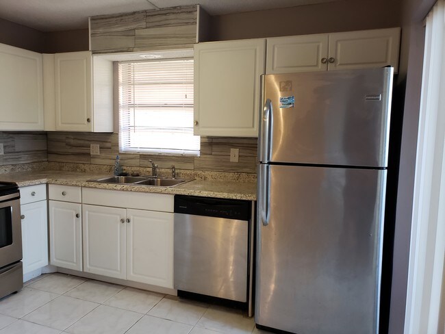 Building Photo - 1440 N Lawnwood Cir