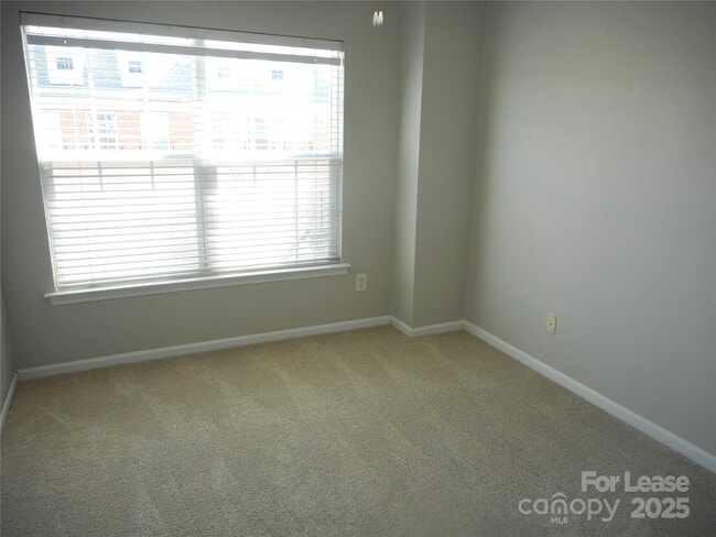 Building Photo - 3804 York Aly