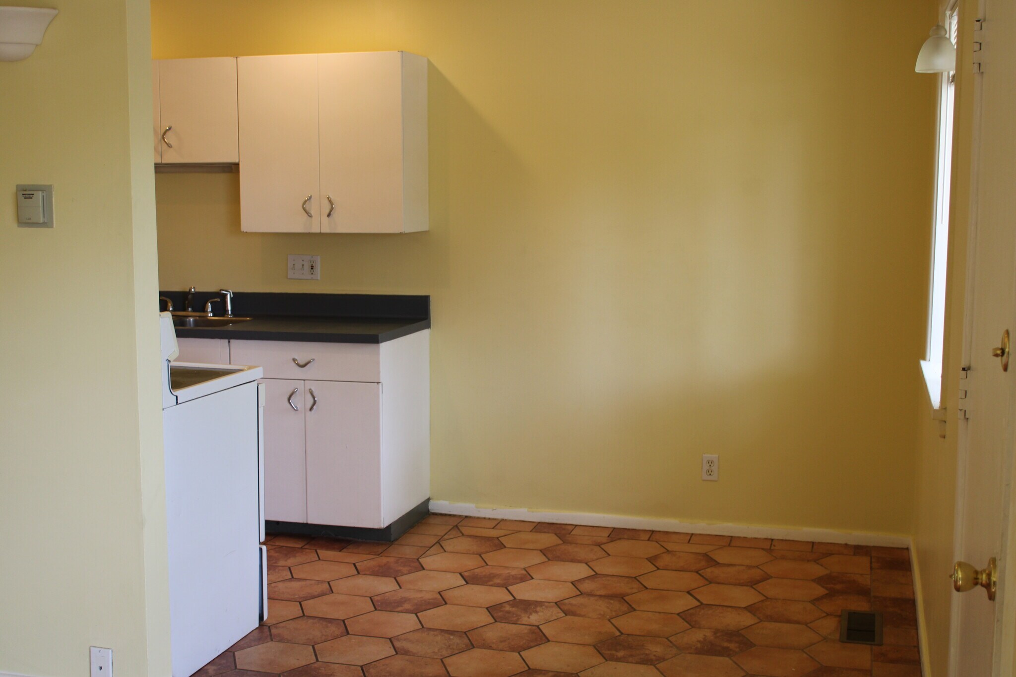 Kitchen - 907 E Laird Ave