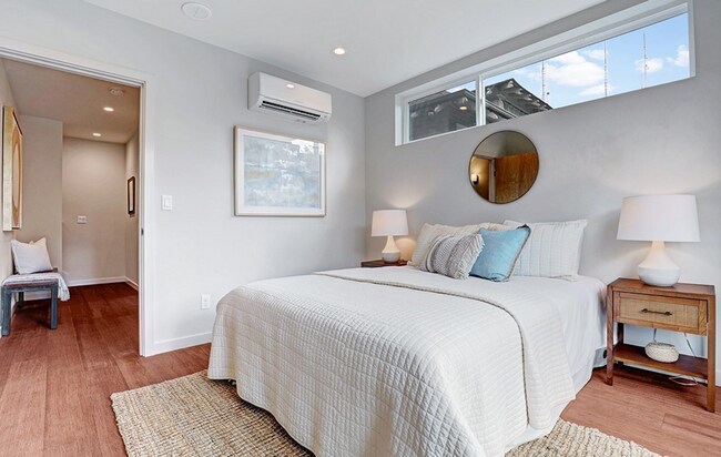 Building Photo - Capitol Hill 2 Bed 1.5 Bath Stunner Available!