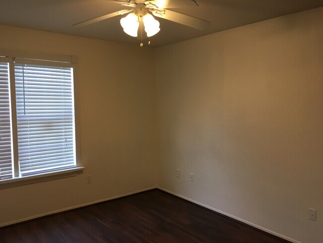 Building Photo - 1413 Glouchester Dr