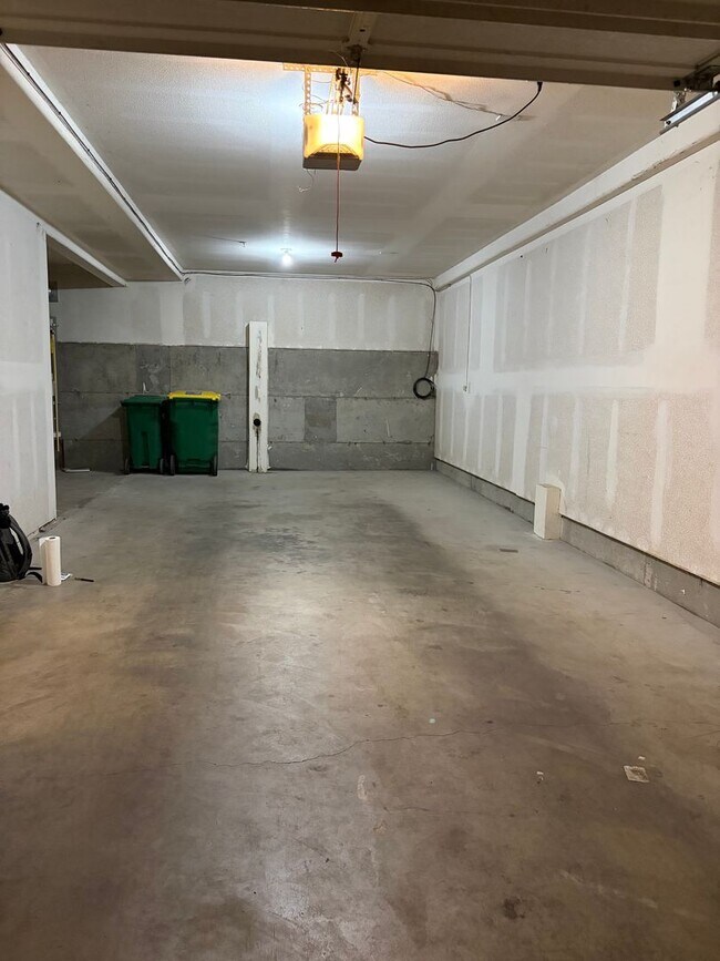 Building Photo - Beautiful Murrayhill Townhome with Dual Primary Suites & Private Backyard!