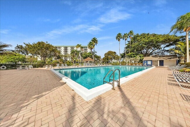 Building Photo - 2240 N Cypress Bend Dr