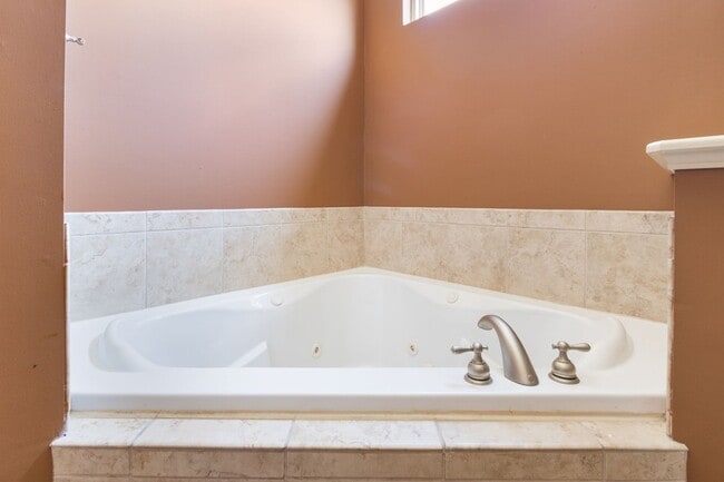 Building Photo - 4316 Summercrest Blvd