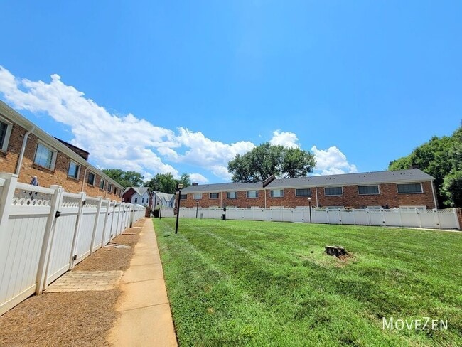 Building Photo - 1336 Green Oaks Ln
