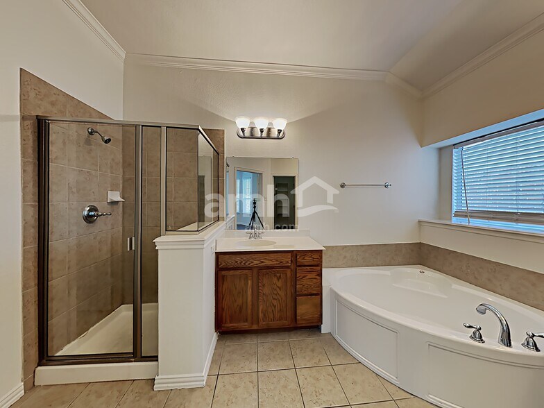 Building Photo - 5805 Kiger Dr