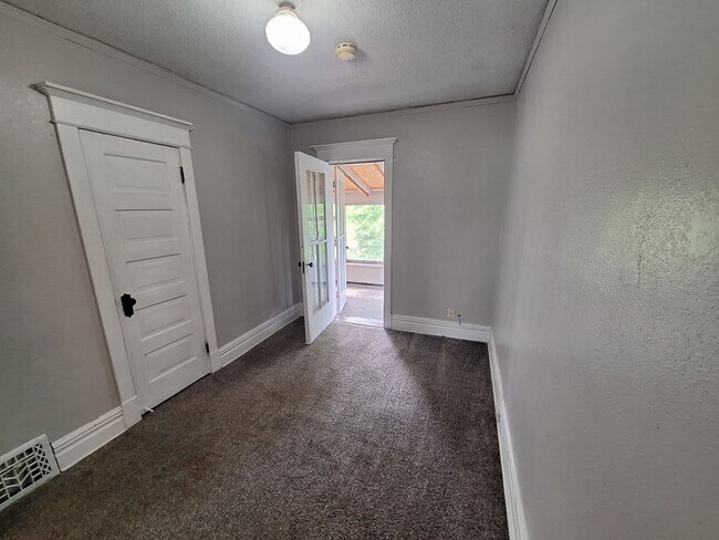 Building Photo - AVAILABLE June 1st - 6 Bedroom, 2 Bath House with Garage $200 Off First Months Rent!