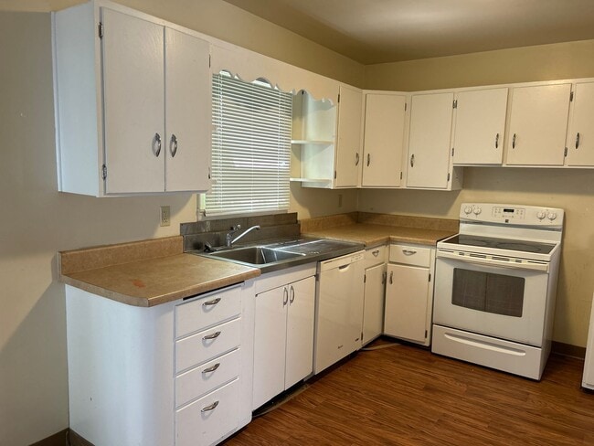 Building Photo - 257 5th St W