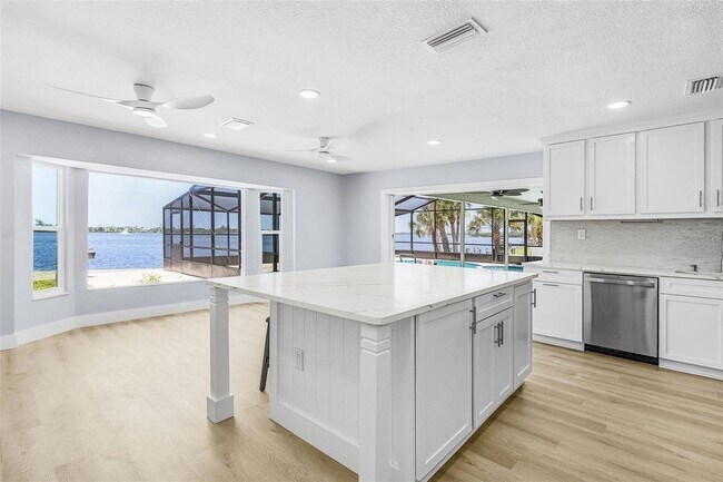 Building Photo - 716 Sarabay Rd