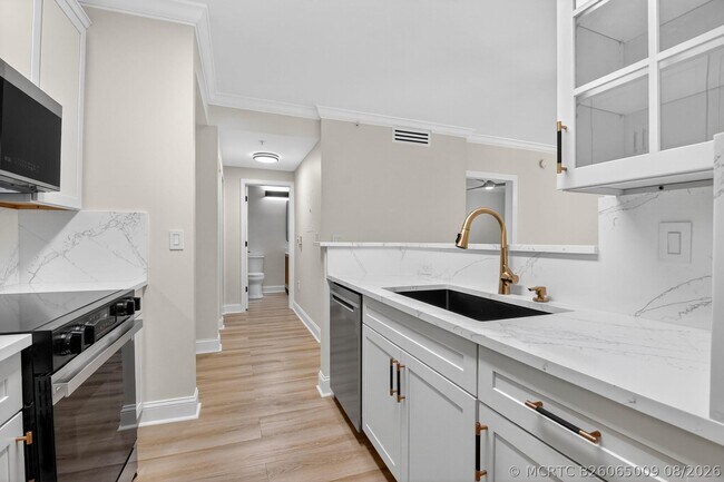 Building Photo - 630 S Sapodilla Ave