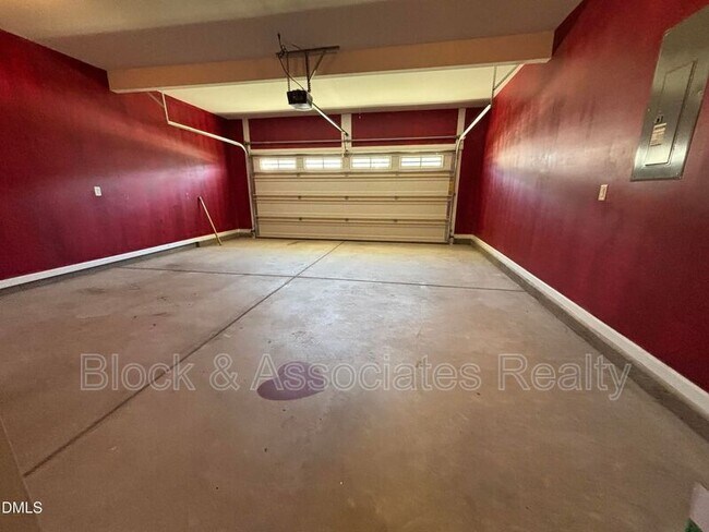 Building Photo - 438 Roanoke Dr