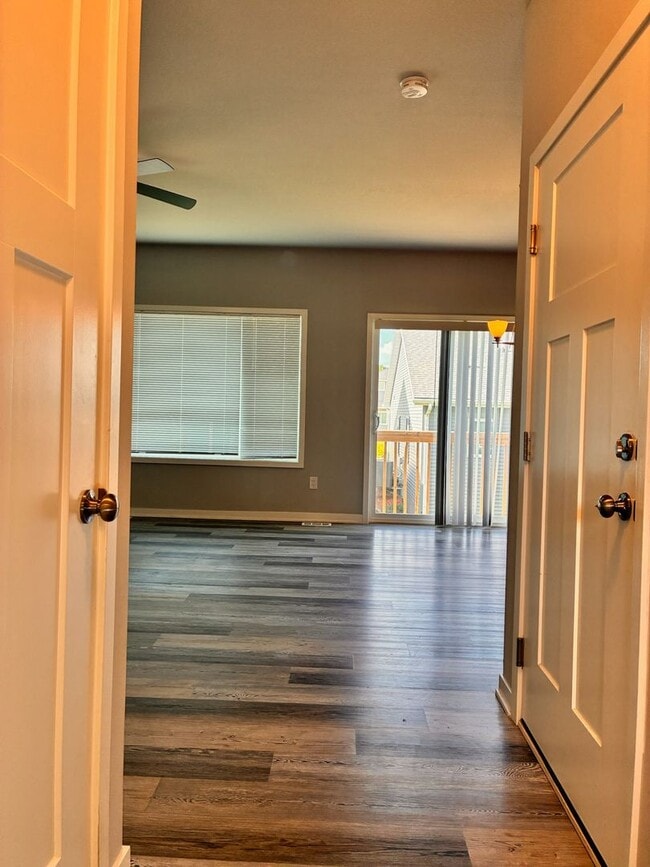 Building Photo - Spacious 3BR 2.5ba house in Urbandale, available NOW!