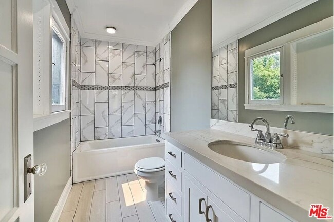 Building Photo - 515 S Van Ness Ave