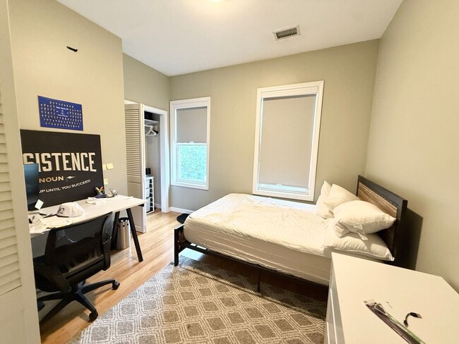 Building Photo - WOW!!!  CENTRAL AIR!  BAY WINDOWS!  ALLSTON 4 BED GEM!