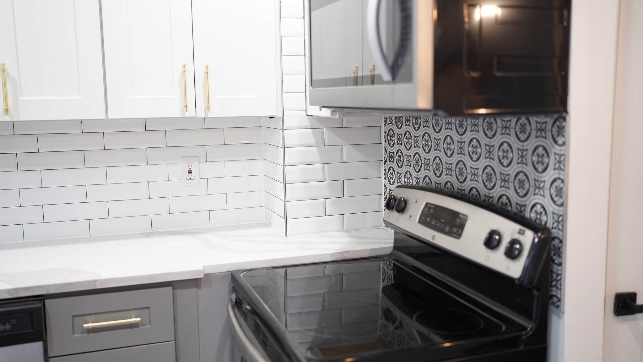 Building Photo - 3370 Parkview Ave